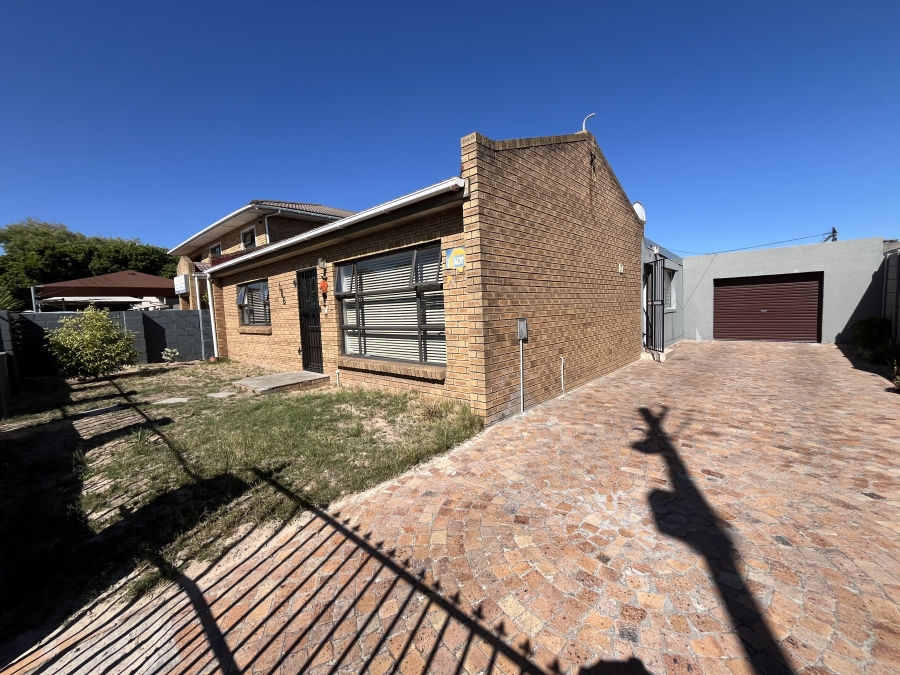 3 Bedroom Property for Sale in Peerless Park Western Cape